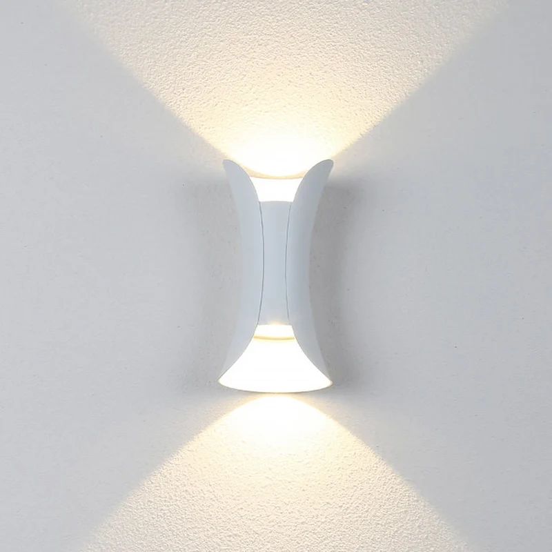 Moderne Up Down Buiten Wandlamp Met IP54 Bescherming En Aluminium Behuizing | Sansoti