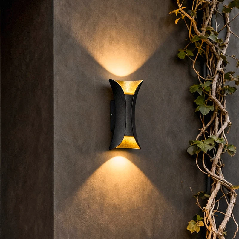 Moderne Up Down Buiten Wandlamp Met IP54 Bescherming En Aluminium Behuizing | Sansoti