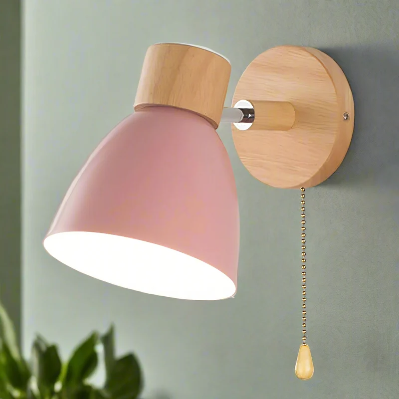 Scandinavische houten wandlamp met warm licht en trekkoordschakelaar voor rustige interieurs | Sansoti