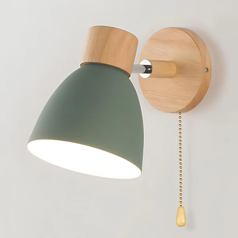 Scandinavische houten wandlamp met warm licht en trekkoordschakelaar voor rustige interieurs | Sansoti