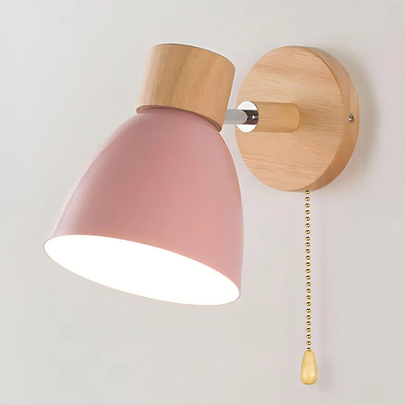 Scandinavische houten wandlamp met warm licht en trekkoordschakelaar voor rustige interieurs | Sansoti