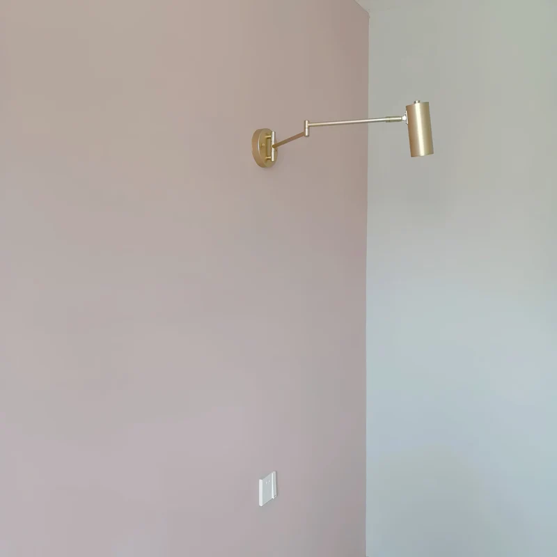 Verstelbare LED Wandlamp van Messing of Zwart Metaal met Draaibare Arm en Cilindrische Spot voor Slaapkamer en Badkamer | Sansoti