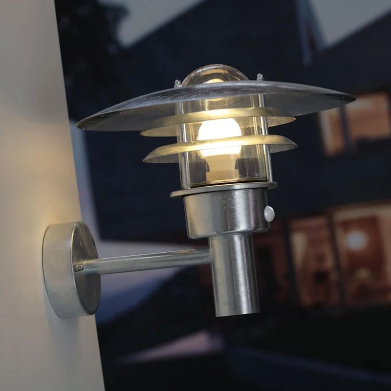 LØnstrup 32 Sensor Außen-Wandleuchte Zink