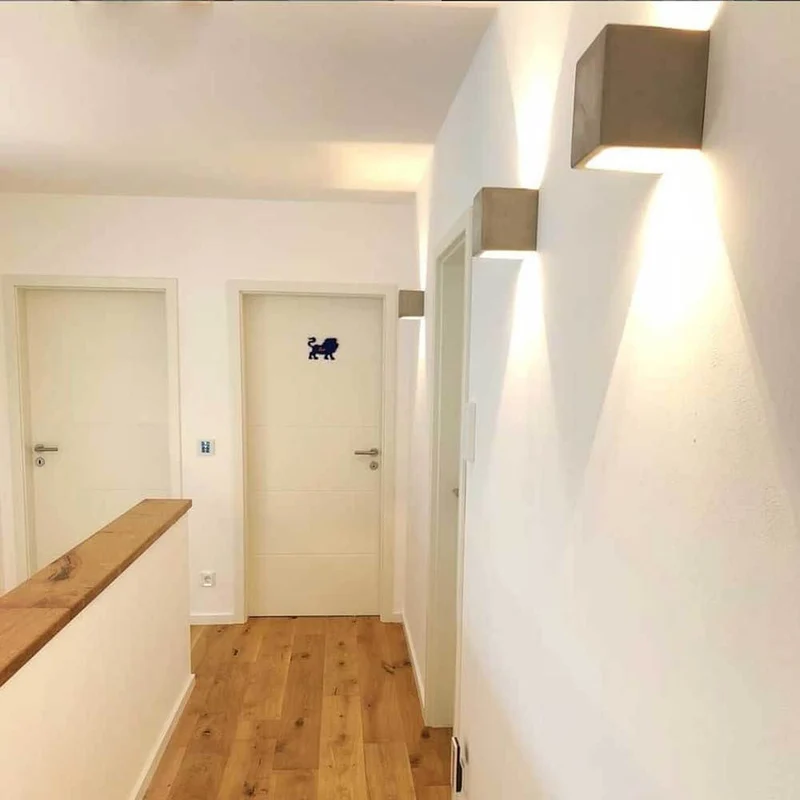 s.luce Plinth Wandleuchte aus Beton Grau