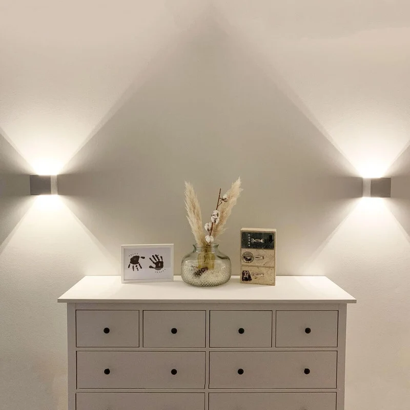s.luce Plinth Wandleuchte aus Beton Grau